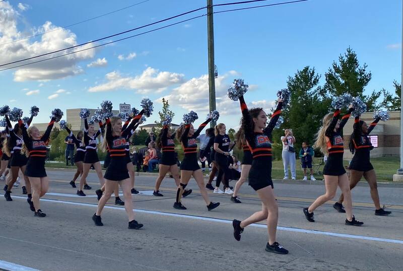 DHS Students cheering for homecoming