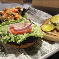 Huskie Grill Burger dekalb